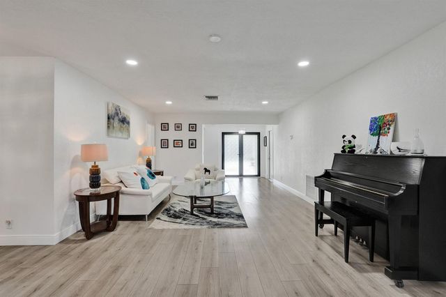2042 SW 17th Circle, Deerfield Beach, FL 33442