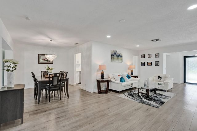 2042 SW 17th Circle, Deerfield Beach, FL 33442