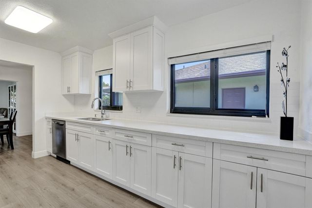 2042 SW 17th Circle, Deerfield Beach, FL 33442