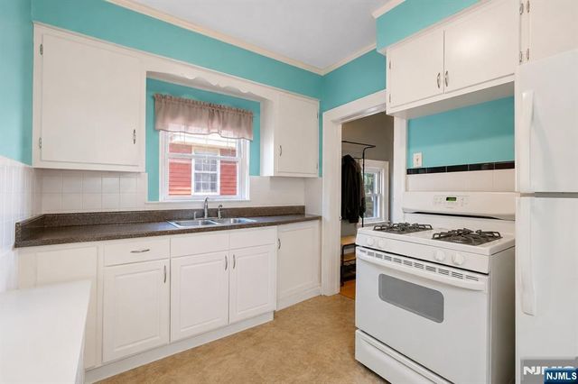 18 Lincoln Place, East Rutherford, NJ 07073
