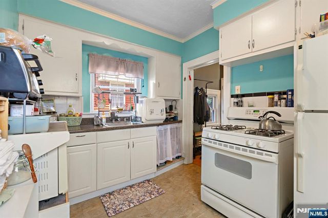 18 Lincoln Place, East Rutherford, NJ 07073