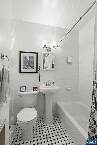 18 Lincoln Place, East Rutherford, NJ 07073