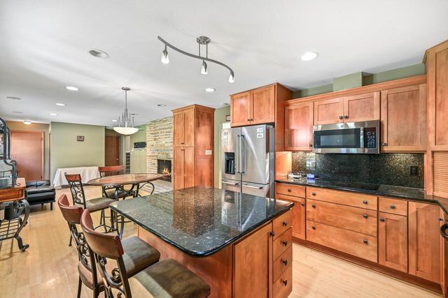 2526 W Dunwood ROAD, Glendale, WI 53209