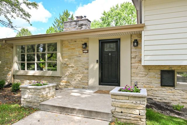 2526 W Dunwood ROAD, Glendale, WI 53209