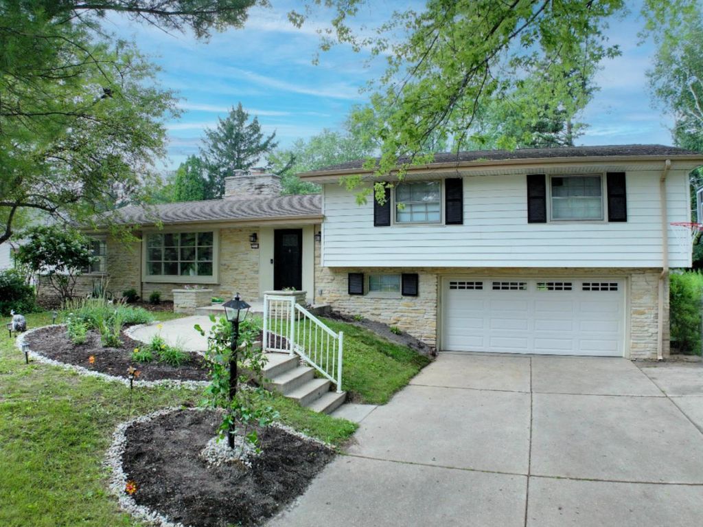 2526 W Dunwood ROAD, Glendale, WI 53209