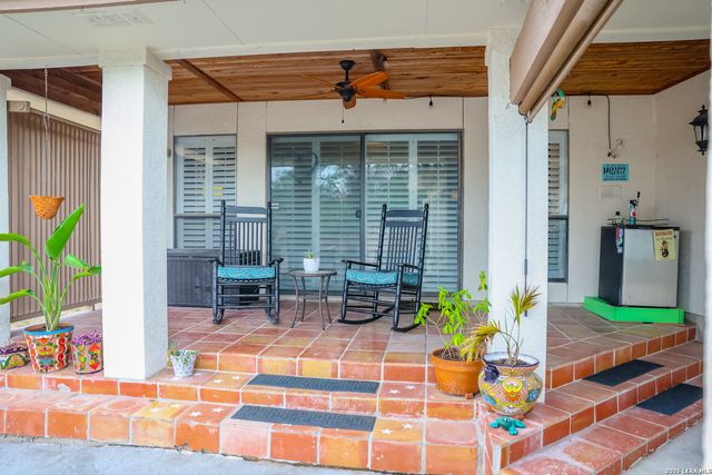 8815 E Spanish Moss, Windcrest, TX 78239