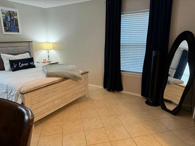 832 Chateau Valee Circle, Bedford, TX 76022