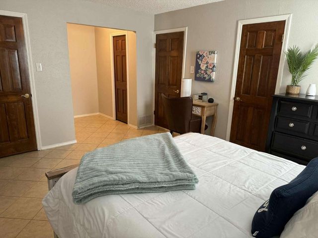 832 Chateau Valee Circle, Bedford, TX 76022