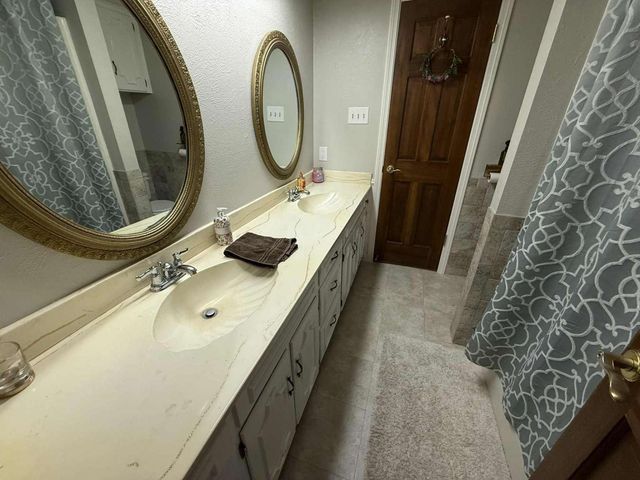 832 Chateau Valee Circle, Bedford, TX 76022