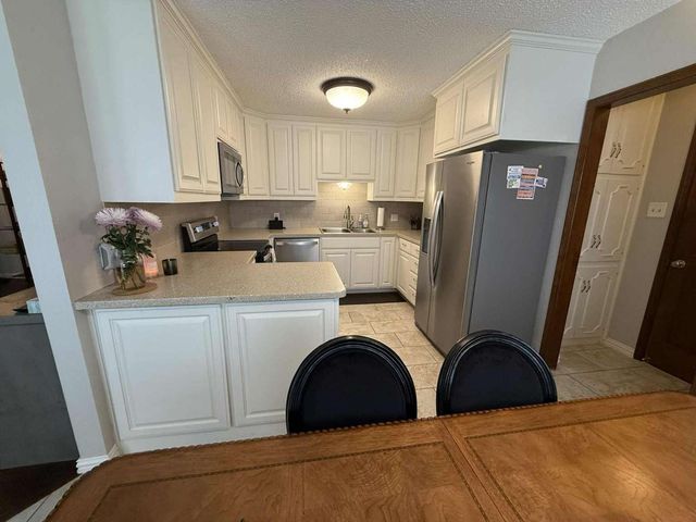 832 Chateau Valee Circle, Bedford, TX 76022