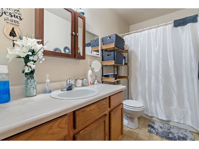 7636 Se HENDERSON St, Portland, OR 97206