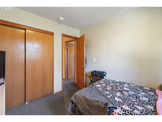 7636 Se HENDERSON St, Portland, OR 97206