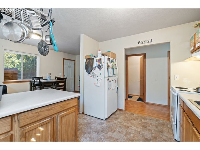 7636 Se HENDERSON St, Portland, OR 97206