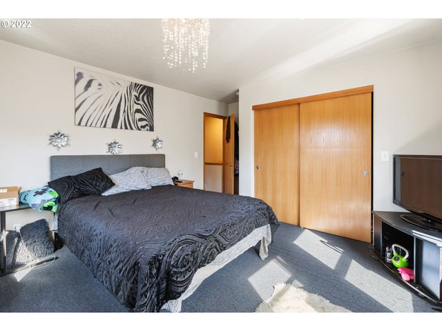 7636 Se HENDERSON St, Portland, OR 97206