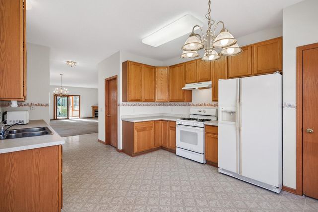 442 Meadowood Lane, Burnsville, MN 55337