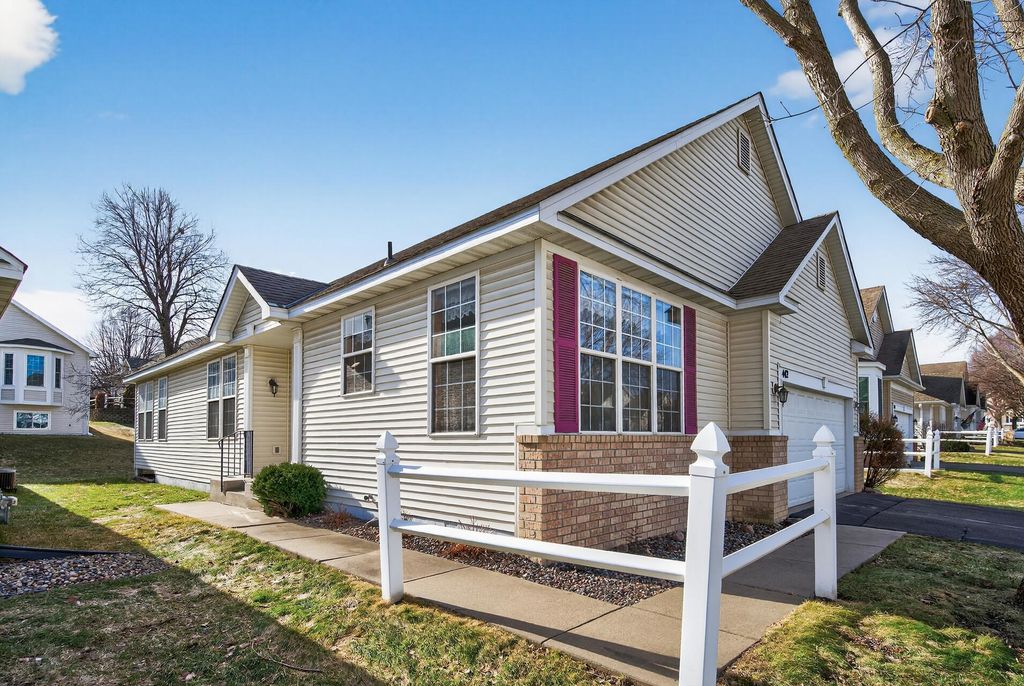 442 Meadowood Lane, Burnsville, MN 55337