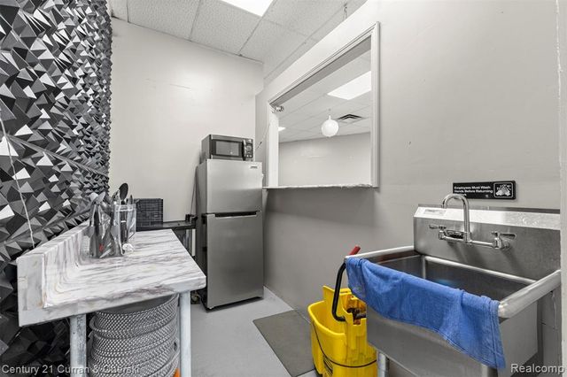 2300 S Schaefer Highway, Detroit, MI 48217