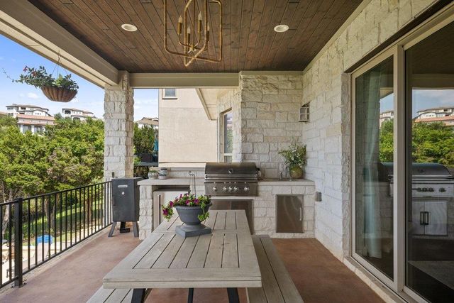 205 Woodlands CT, Lakeway, TX 78738