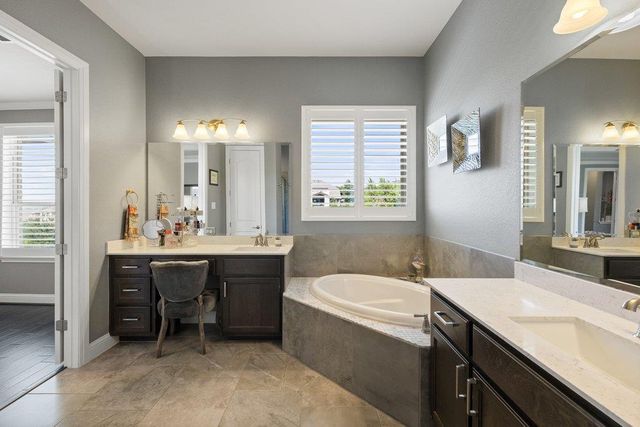 205 Woodlands CT, Lakeway, TX 78738