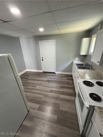 284 3rd Street NW, Barberton, OH 44203