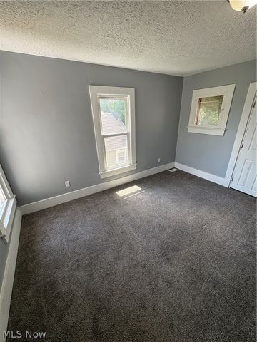 284 3rd Street NW, Barberton, OH 44203