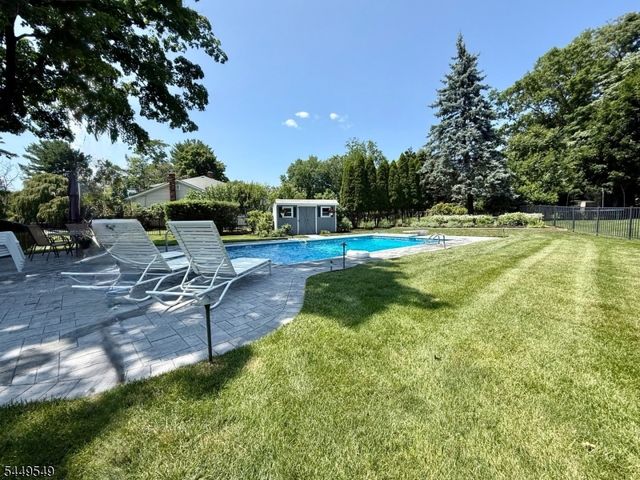 8 Byron Ct, Allendale Boro, NJ 07401
