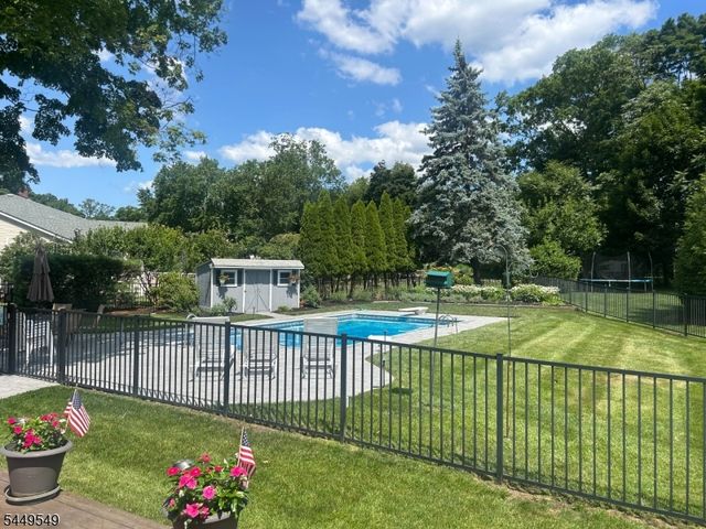 8 Byron Ct, Allendale Boro, NJ 07401