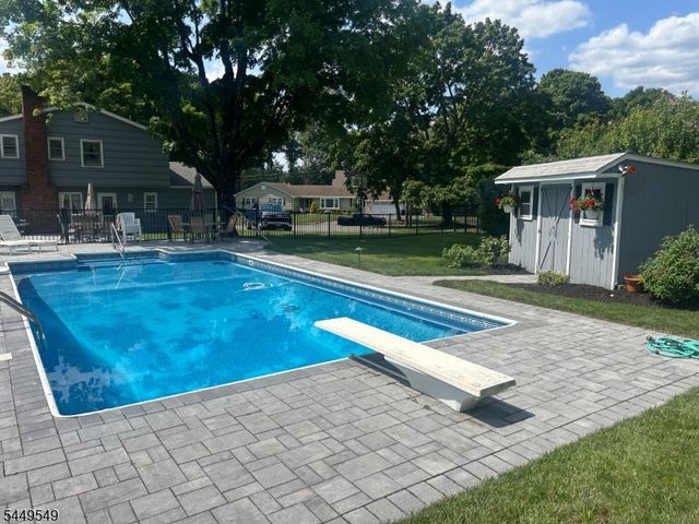 8 Byron Ct, Allendale Boro, NJ 07401