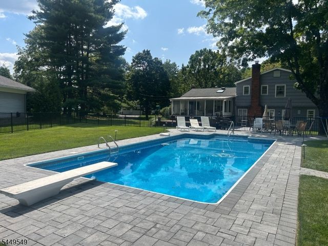 8 Byron Ct, Allendale Boro, NJ 07401