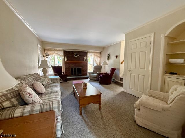 8 Byron Ct, Allendale Boro, NJ 07401