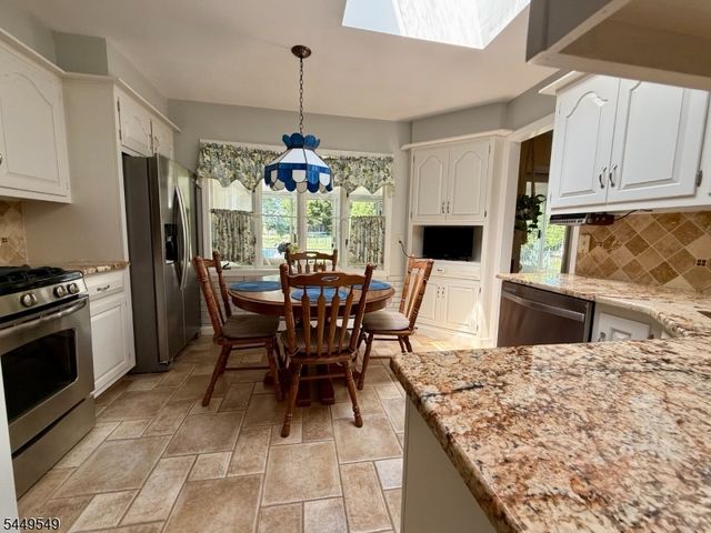 8 Byron Ct, Allendale Boro, NJ 07401