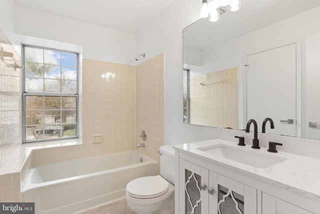 2403 S WALTER REED DR S, Arlington, VA 22206
