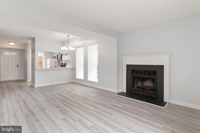 2403 S WALTER REED DR S, Arlington, VA 22206