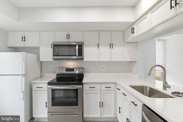 2403 S WALTER REED DR S, Arlington, VA 22206