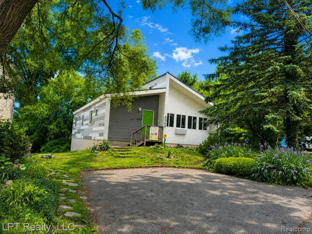 5868 Outer Drive, Bath, MI 48808