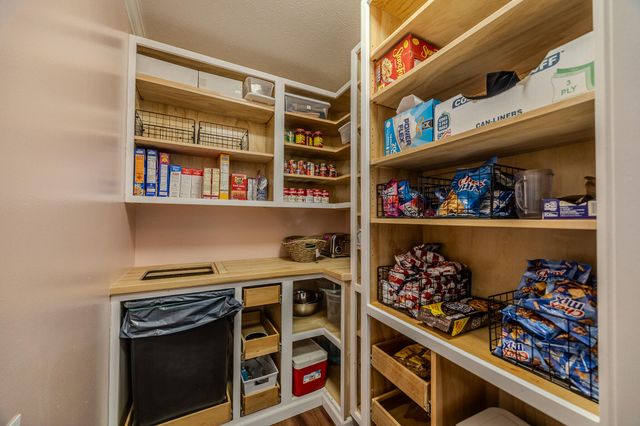 24960 Mcclurg Drive, Lebanon, MO 65536