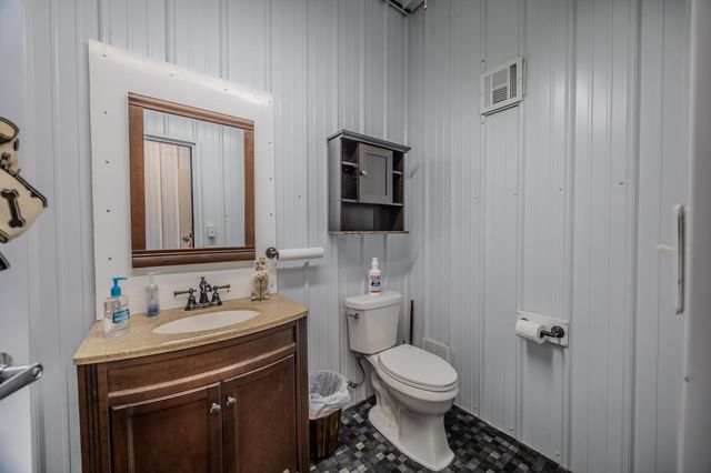 24960 Mcclurg Drive, Lebanon, MO 65536