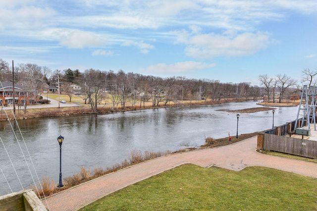 30 S Shumway Avenue 1E, Batavia, IL 60510