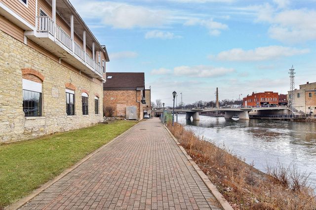 30 S Shumway Avenue 1E, Batavia, IL 60510