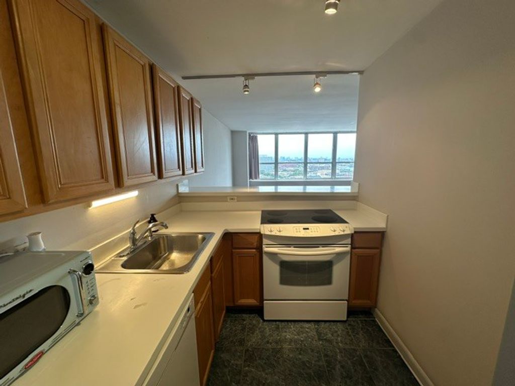 655 W Irving Park Road 1609, Chicago, IL 60613 — photo 5
