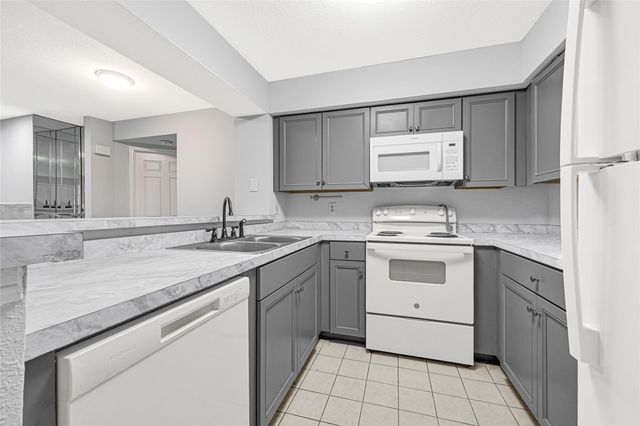16800 Sugar Pine Drive 31, Houston, TX 77090