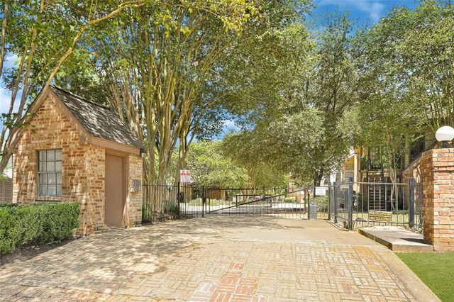 16800 Sugar Pine Drive 31, Houston, TX 77090