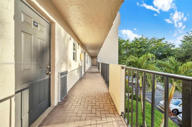 3300 W Rolling Hills Cir 307, Davie, FL 33328