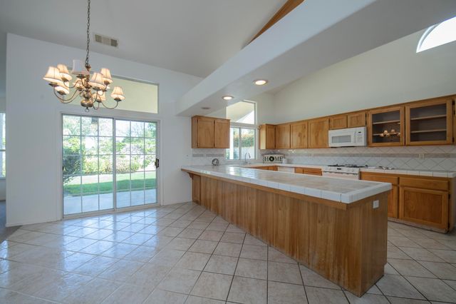 2738 W Ceres Court, Visalia, CA 93291