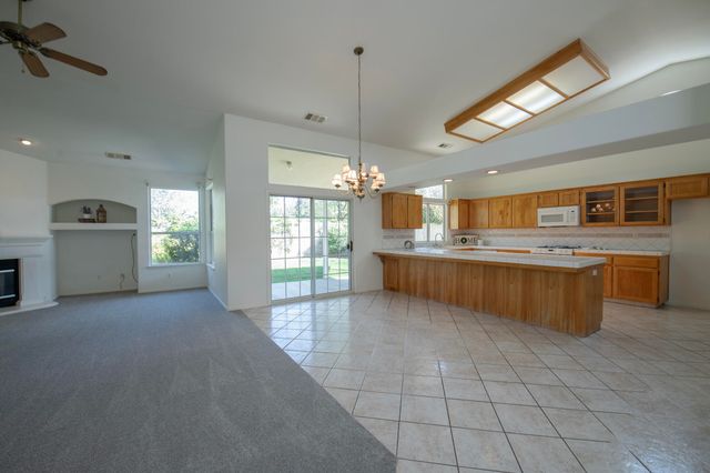 2738 W Ceres Court, Visalia, CA 93291