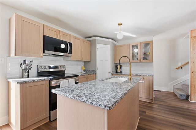 930 W 7th Street, Leavenworth, KS 66048