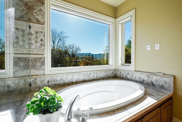 4506 Pinnacle Drive, Medford, OR 97504