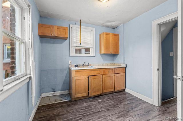 9137 Meyers Road, Detroit, MI 48228