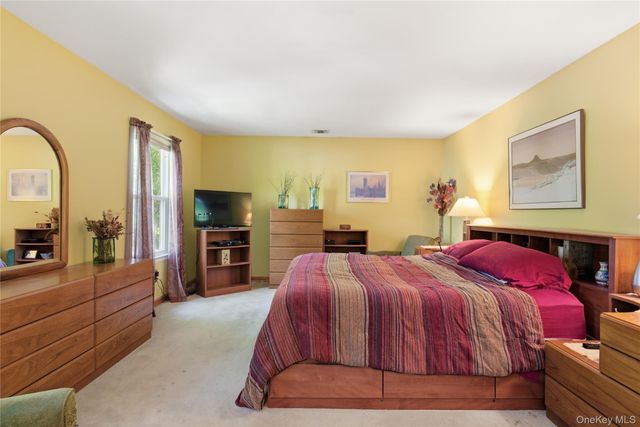 23 Abbey Lane, Setauket, NY 11733