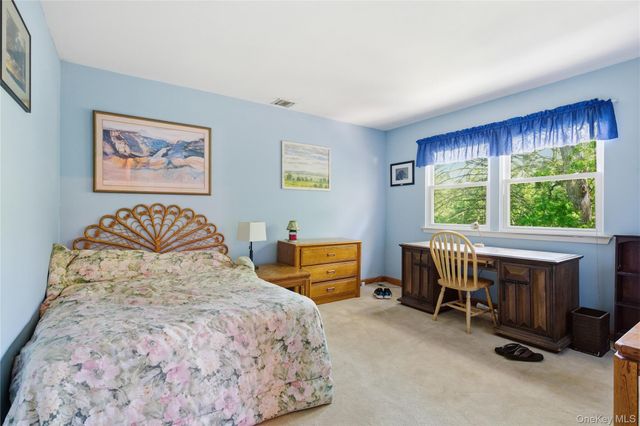 23 Abbey Lane, Setauket, NY 11733